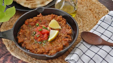  Foul Medames: Eine herzhafte Symphonie aus Bohnen und Knoblauch für die Geschmacksnerven!