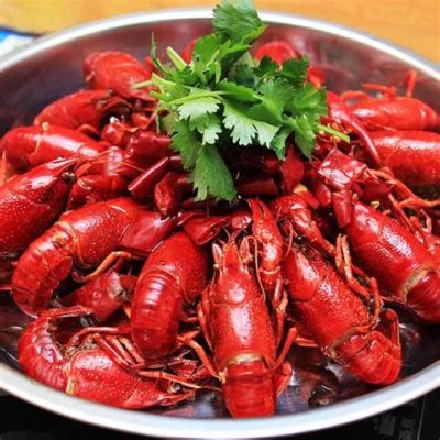  Hubei-Style Spicy Crayfish: Eine schärfere Version des Klassikers mit einem Hauch von exotischem Aroma!