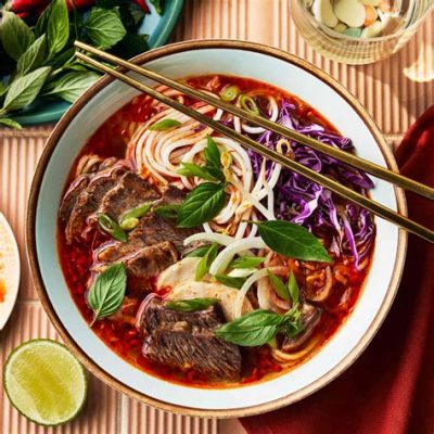  Bún Bò Huế: Ein explosiver Mix aus scharfer Brühe und herben Kräutern!