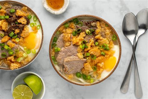  La Paz Batchoy: Eine cremige Meeresfrüchtesuppe mit knusprigen Schweinefleisch- und Garnelenstückchen!