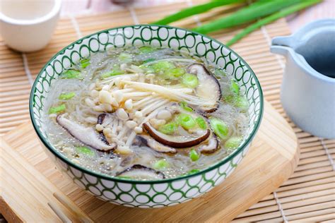  Ningde-Style Shiitake Mushroom Soup: Ein aromatisches Wunderwerk mit einer würzigen, herzhaften Note?